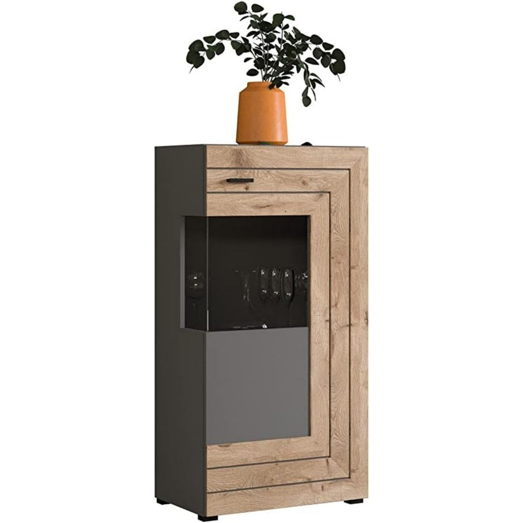 Glastueren ergaenzen die Vitrine