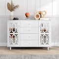 Ein Spiegel und Holzbeine an dem Sideboard