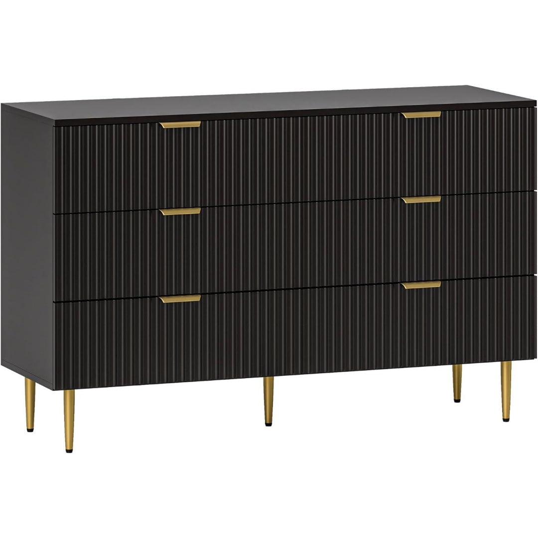 Bei dem Sideboard stehen goldfarbene Griffe im Mittelpunkt
