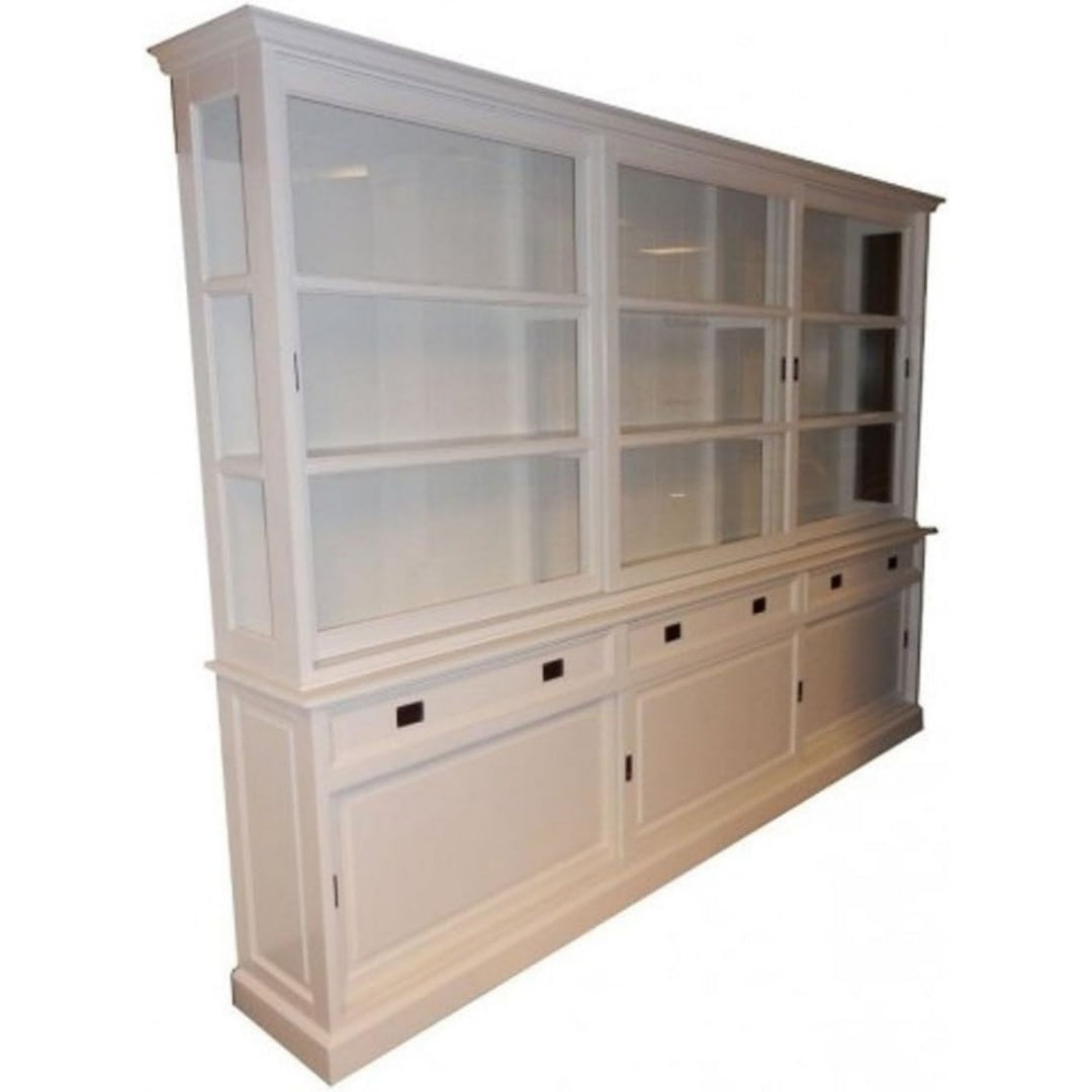 6 Tueren bestimmen das Erscheinungsbild von dem Sideboard