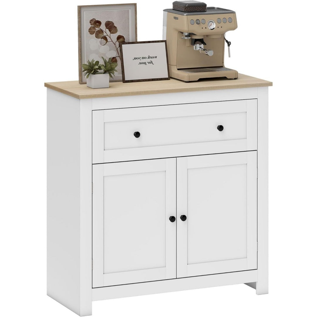 Metallgriffe und Holzoptik an dem Sideboard