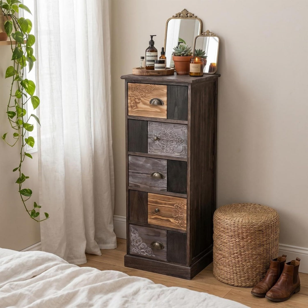 Das Sideboard nimmt mit 40 x 103 x 37 cm Gestalt an