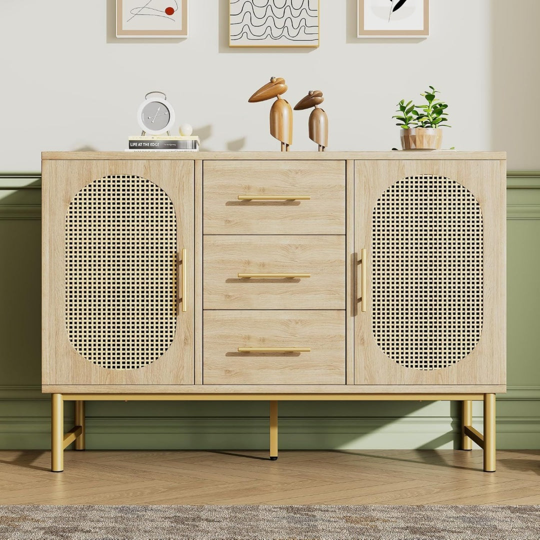 3 Schubladen treffen auf geflochtene Elemente an dem Sideboard