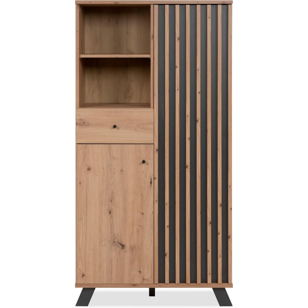 Strukturierte Fronten und Holzoptik an dem Hochschrank