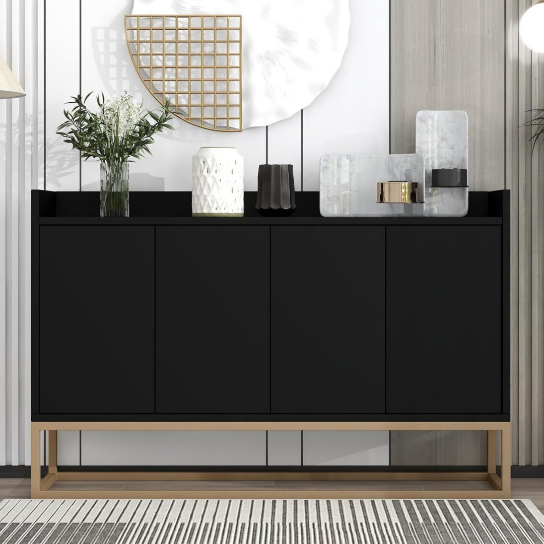 Ein Metallgestell trifft auf verstellbare Ablagen an dem Sideboard