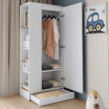 Schubladen und eine Tuer an dem Kleiderschrank