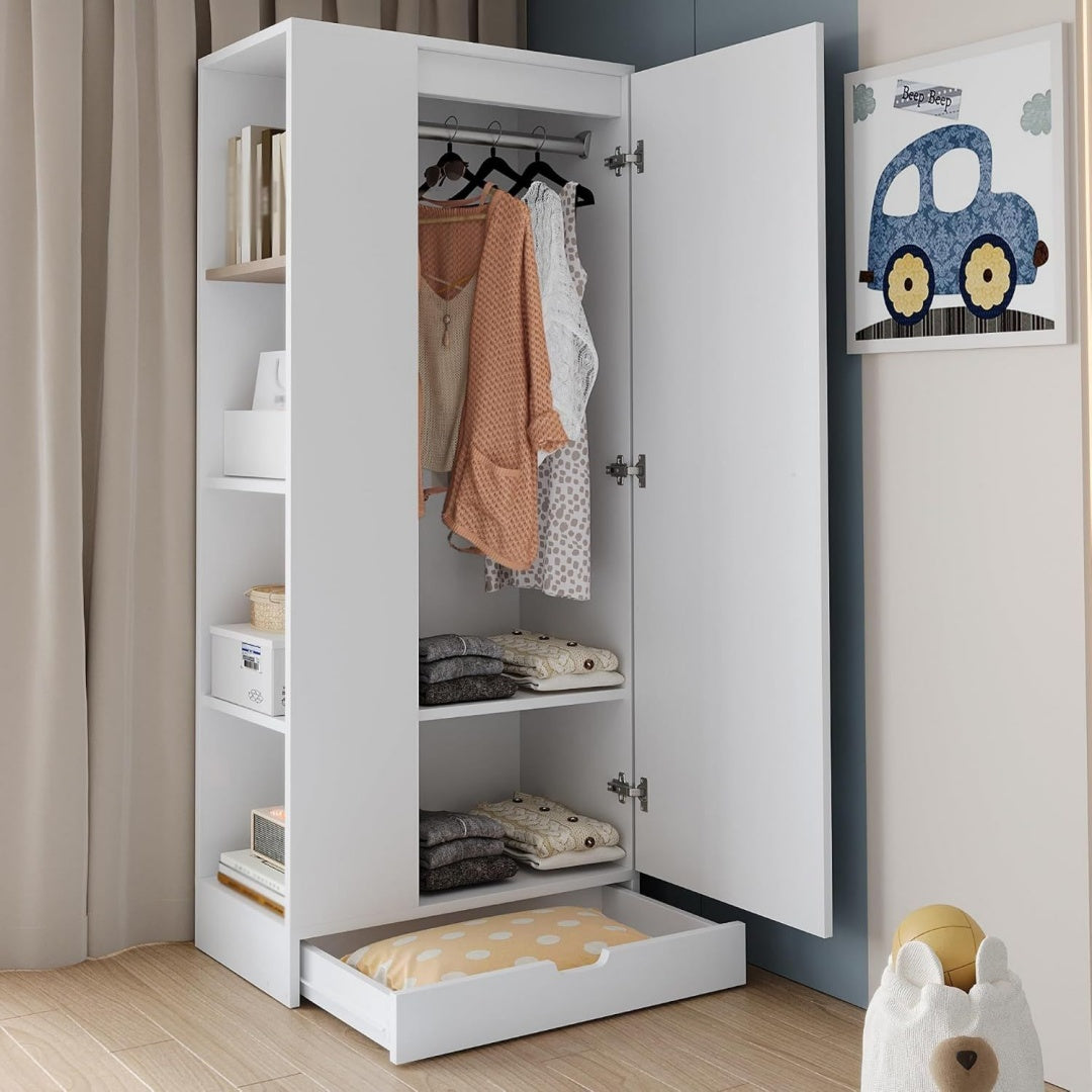 Schubladen und eine Tuer an dem Kleiderschrank