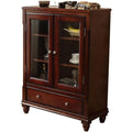 Ein Spiegel praegt das Sideboard aus Massivholz
