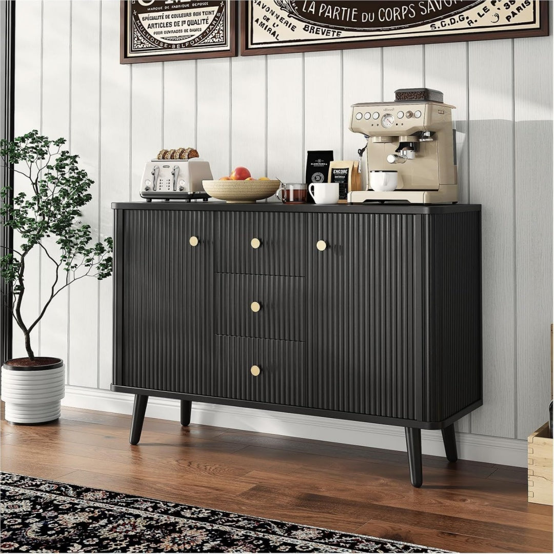 Sideboard mit verstellbaren Ablagen und Reliefstrukturen