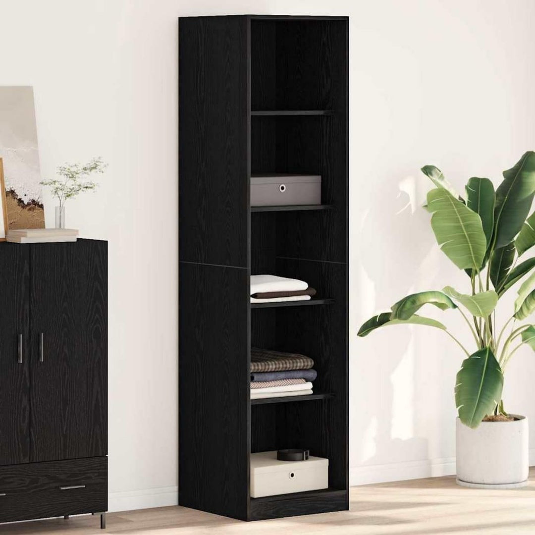 Der Kleiderschrank nimmt mit 50 x 50 x 200 cm Gestalt an