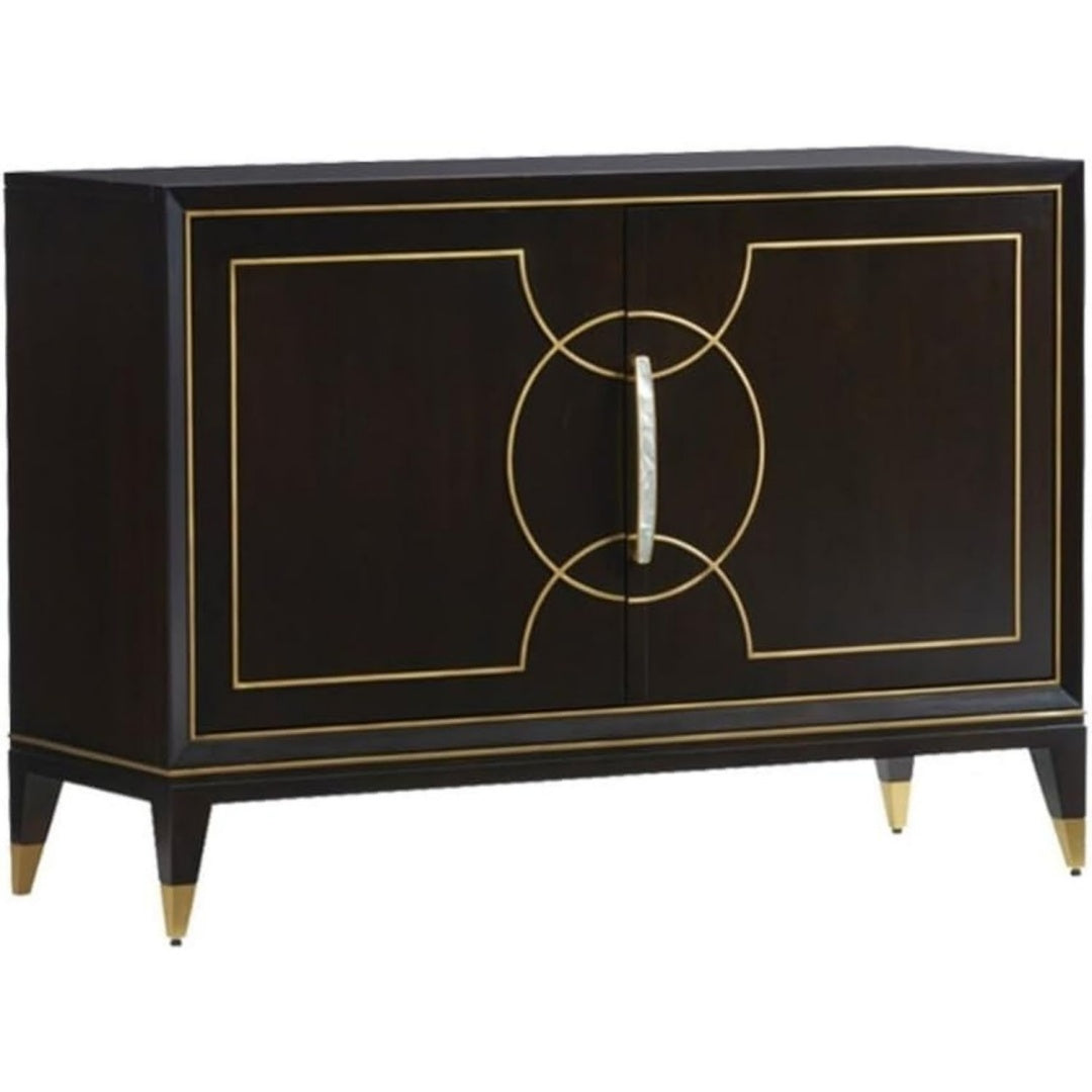 Das Sideboard zeigt sich in Schwarz und Gold