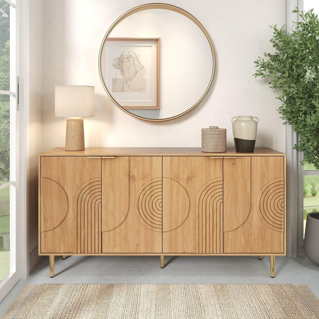 Das Sideboard zeigt verstellbare Ablagen in Naturbraun