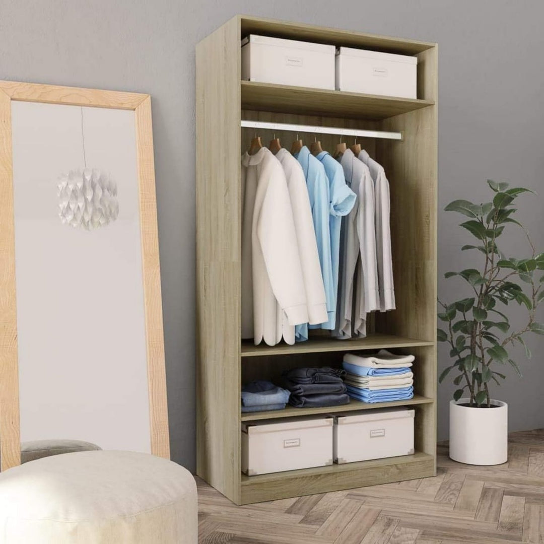 Der Kleiderschrank setzt auf eine Farbgebung in Eichenbraun